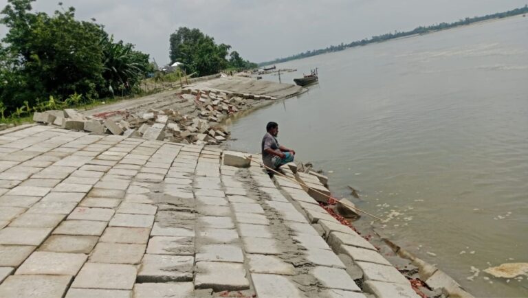 কুড়িগ্রামে ৮ কোটি টাকার নদীতীর সংরক্ষণ প্রকল্পে ধস, হুমকিতে সরকারি প্রাথমিক বিদ্যালয় ও বাঁধ