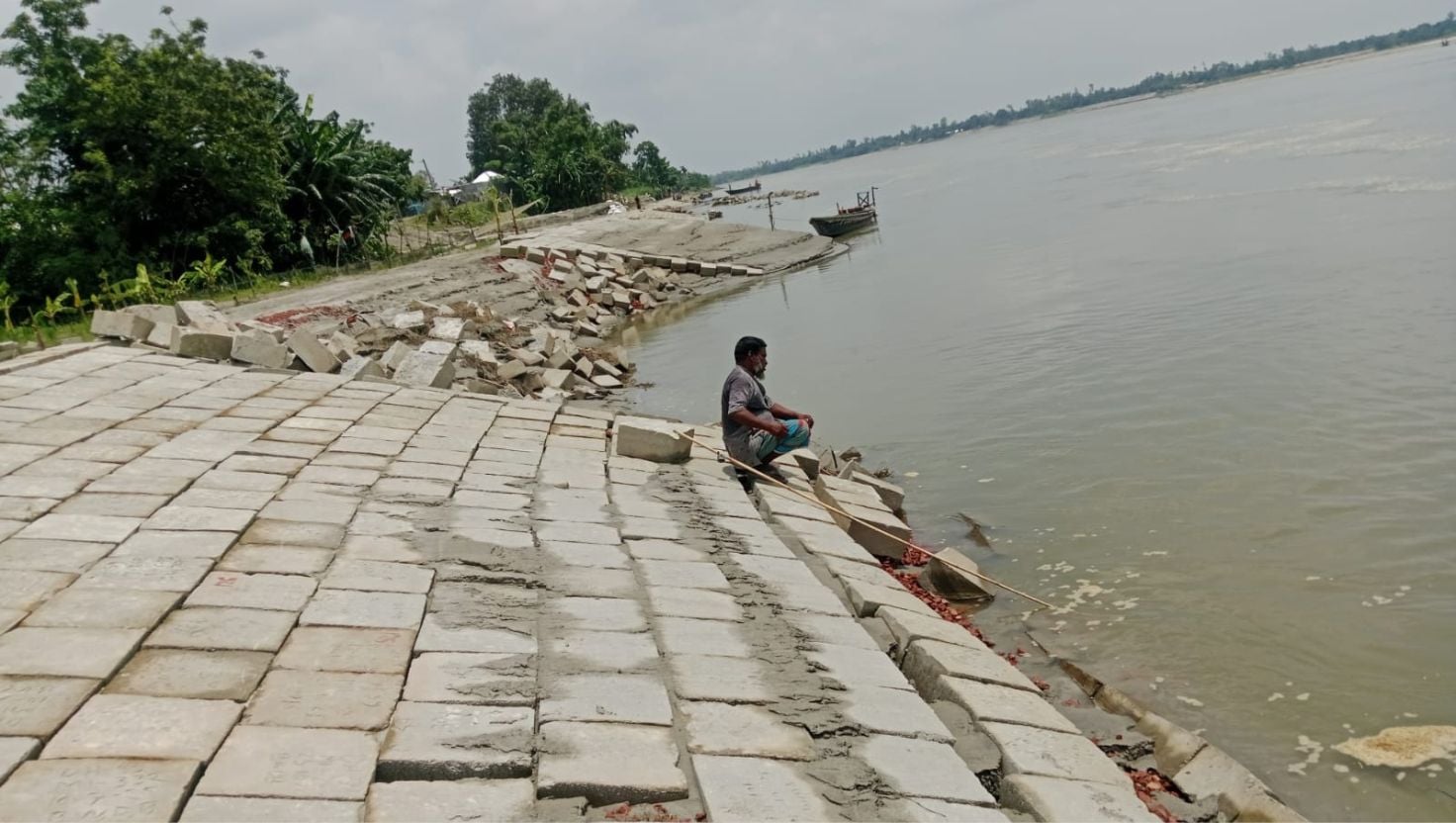 কুড়িগ্রামে ৮ কোটি টাকার নদীতীর সংরক্ষণ প্রকল্পে ধস, হুমকিতে সরকারি প্রাথমিক বিদ্যালয় ও বাঁধ