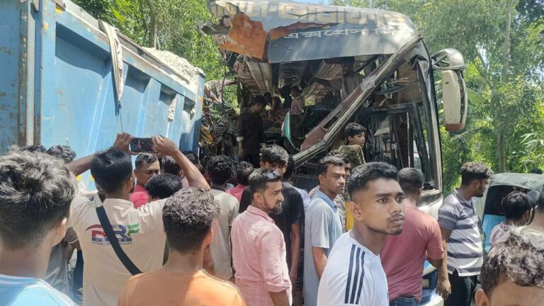 শাহরাস্তিতে বাস ও ট্রাকের মুখোমুখি সংঘর্ষে তিন চালকসহ নিহত ৩