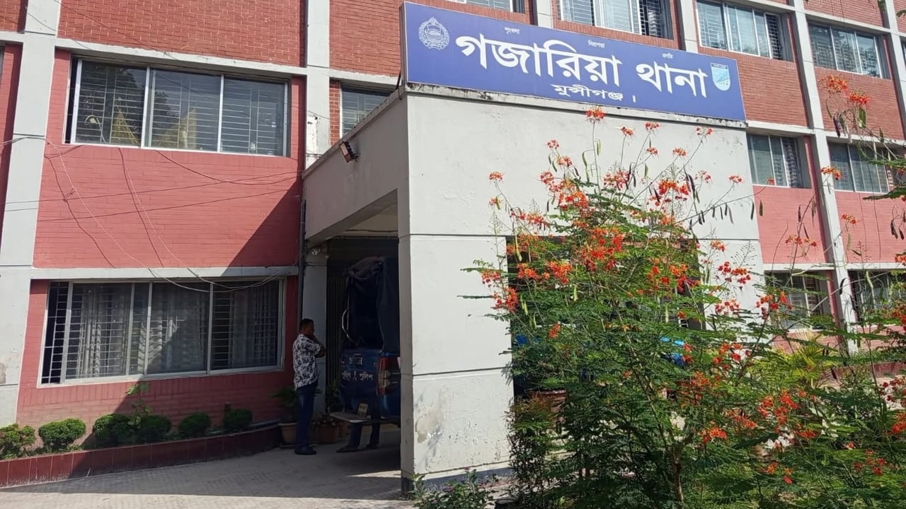 মুন্সীগঞ্জের গজারিয়ায় ব্যবসায়ীর বাড়িতে ডাকাতি, কুপিয়ে জখম ও ১৫ লাখ টাকার মালামাল লুট