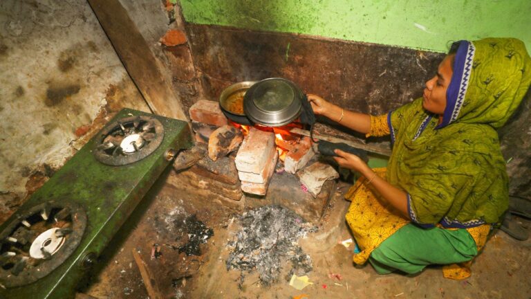 চট্টগ্রামে তীব্র গ্যাসসংকট অব্যাহত শিল্প উৎপাদনে ধস ও জনদুর্ভোগ চরমে
