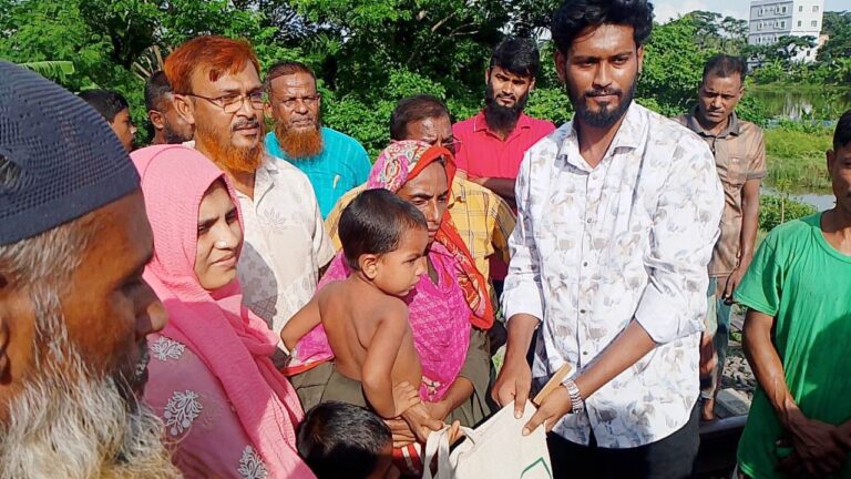 চুল বিক্রি করে ঘরভাড়ার টাকা জোগানো অসহায় রেহানার পাশে উপজেলা প্রশাসন