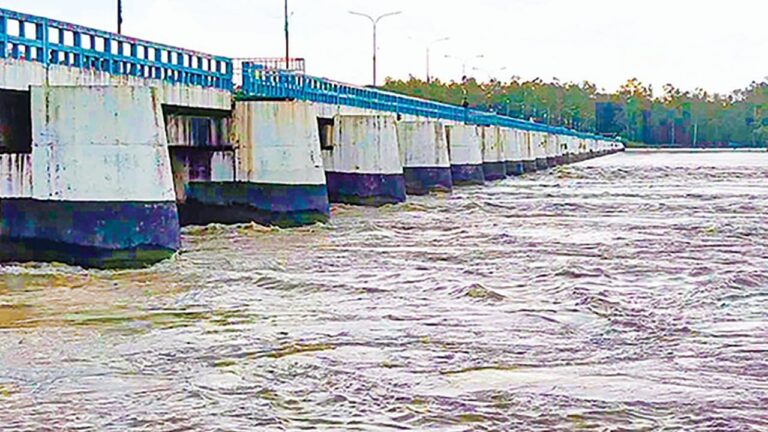 উজানের ঢলে তিস্তায় বিপৎসীমার উপরে পানি প্লাবিত নীলফামারী ও লালমনিরহাটের নিম্নাঞ্চল