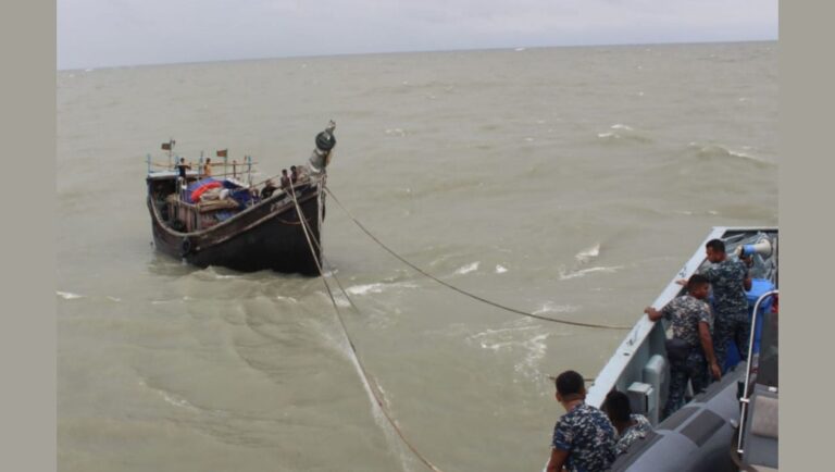 বঙ্গোপসাগরে ভাসমান ১৬ জেলেকে উদ্ধার করল নৌবাহিনী