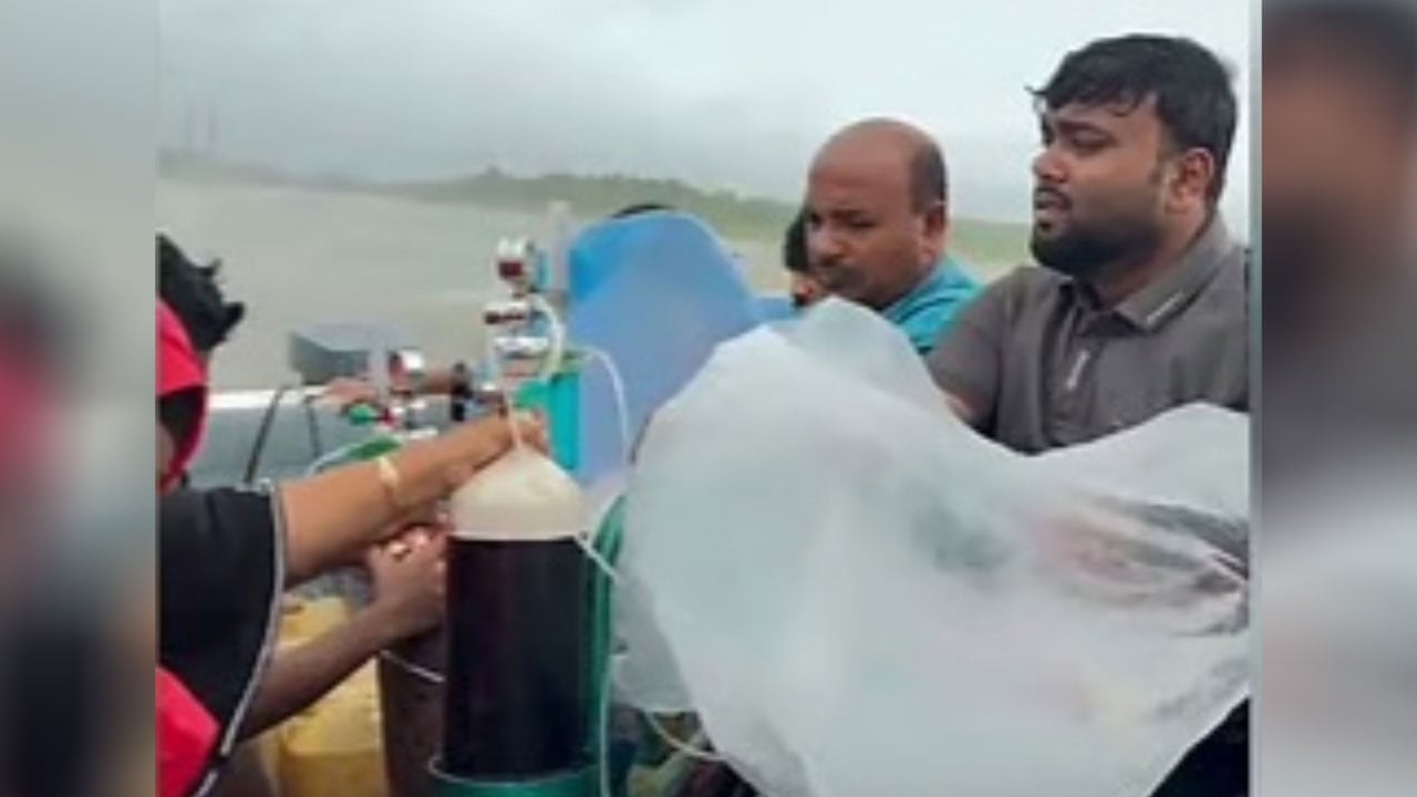 সন্দ্বীপে অচল সি-অ্যাম্বুলেন্স, মুমূর্ষু বৃদ্ধার জীবনের ঝুঁকি নিয়ে উত্তাল সাগর পাড়ি
