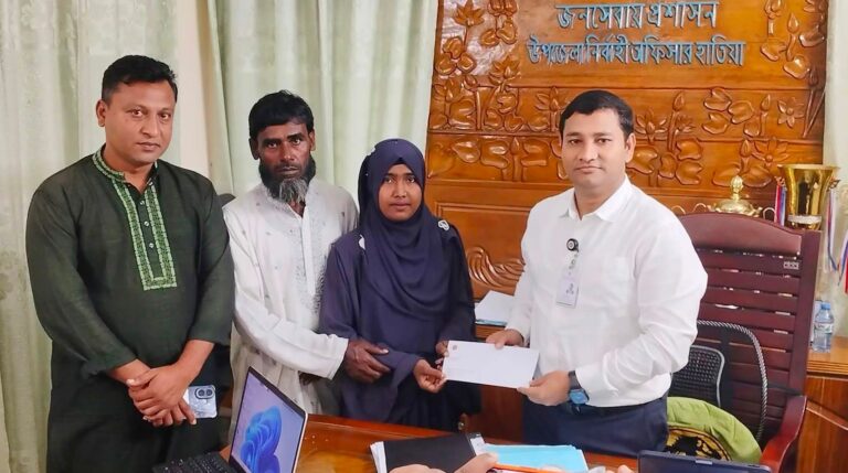 অভাবকে জয় করে হাতিয়ার বিদ্যালয়ে ইতিহাস গড়ল পিতৃহীন তাসফিয়া