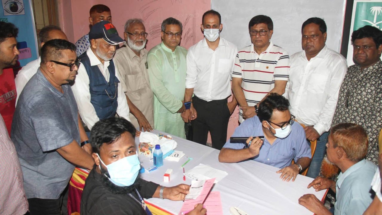 বগুড়ায় বিনামূল্যে চক্ষু চিকিৎসা ক্যাম্পে ৫ হাজার মানুষের সেবা গ্রহণ