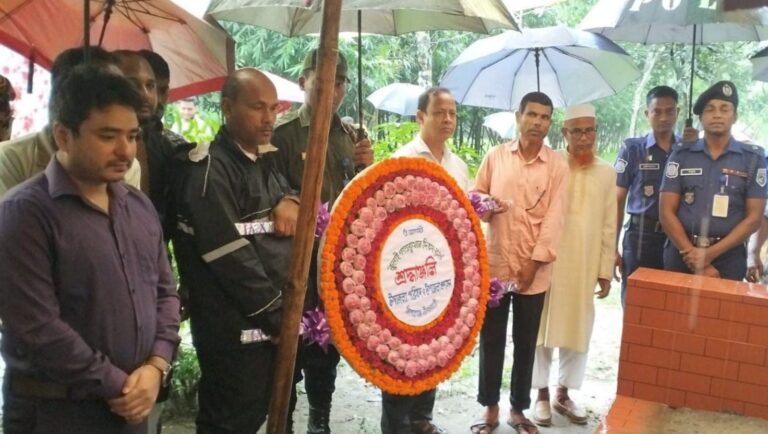 কিশোরগঞ্জে জুলাই গণঅভ্যুত্থানের শহিদ নাঈম বাবুর কবরে উপজেলা প্রশাসনের শ্রদ্ধা নিবেদন