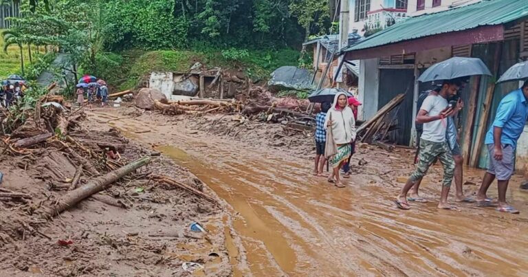 শ্রীলঙ্কায় ভূমিধস ও বন্যায় সাতজনের প্রাণহানি বন্ধ শিক্ষাপ্রতিষ্ঠান