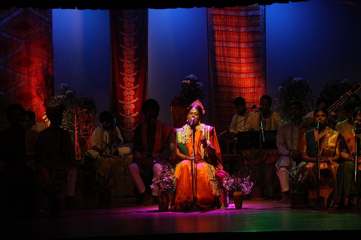 Chhayanaut honors Rabindranath Tagore on 85th death anniversary with performance of Shyama