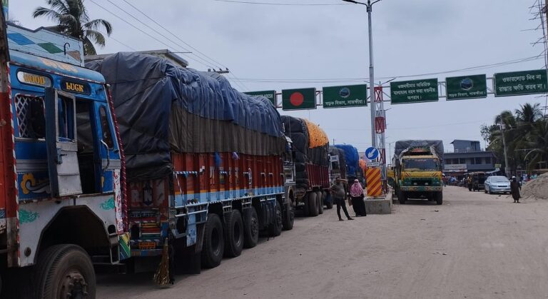 অবকাঠামোগত সংকটে স্থবির ভোমরা স্থলবন্দর রাজস্ব লক্ষ্যমাত্রা পূরণে বড় অনিশ্চয়তা