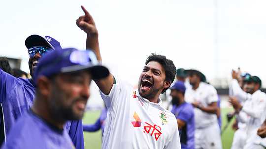 অস্ট্রেলিয়ার বিপক্ষে দ্বিতীয় টেস্টের আগে আবেগ নিয়ন্ত্রণে নাজমুলের বার্তা সিরিজ জয়ের পথে বাংলাদেশ