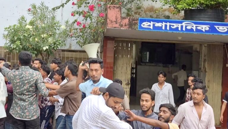 Clashes erupt at Comilla Victoria Government College over new student wing committee appointments