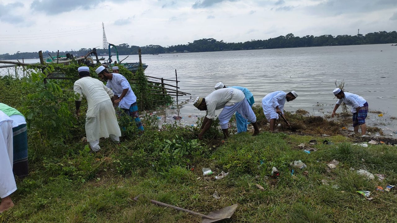 নেছারাবাদের সন্ধ্যা নদী থেকে টন টন বর্জ্য অপসারণ বিভাগীয় কমিশনারের উদ্যোগে স্বস্তি