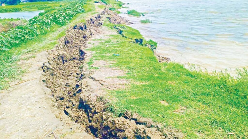 শঙ্খ নদীর বেড়িবাঁধে বড় ফাটল আতঙ্কে জুঁইদণ্ডীর বাসিন্দারা