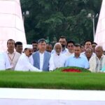 বিএনপির ৪৮তম প্রতিষ্ঠাবার্ষিকীতে জিয়াউর রহমান ও খালেদা জিয়ার সমাধিতে তারেক রহমানের শ্রদ্ধা নিবেদন