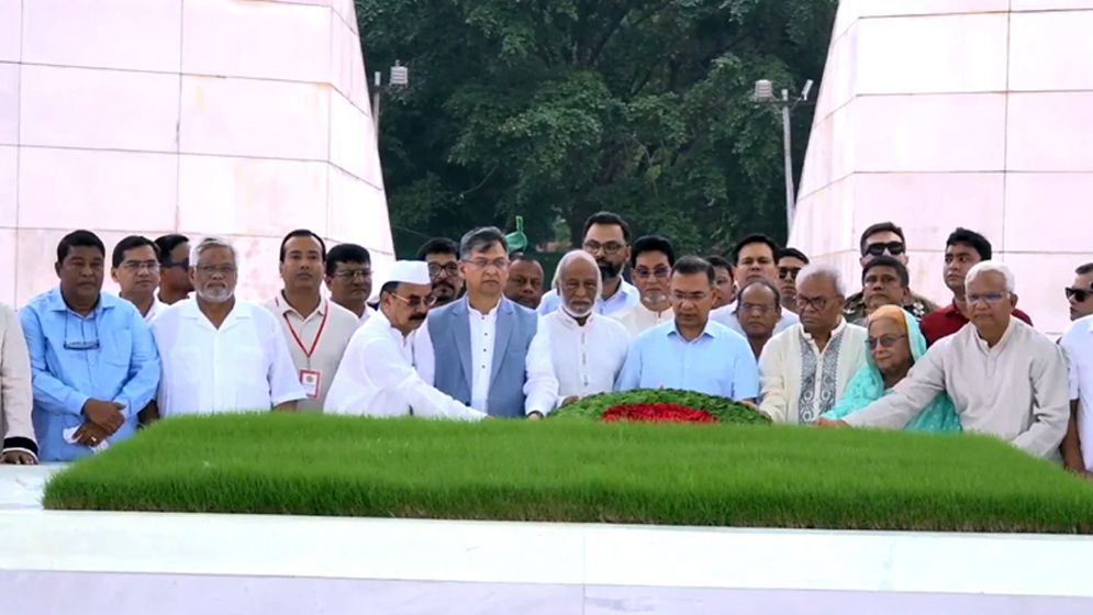 বিএনপির ৪৮তম প্রতিষ্ঠাবার্ষিকীতে জিয়াউর রহমান ও খালেদা জিয়ার সমাধিতে তারেক রহমানের শ্রদ্ধা নিবেদন