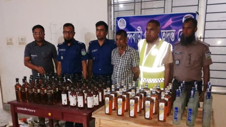 জামালপুরে কচুরিপানার নিচ থেকে ৮৮ বোতল ভারতীয় মদ উদ্ধার, গ্রেপ্তার ১
