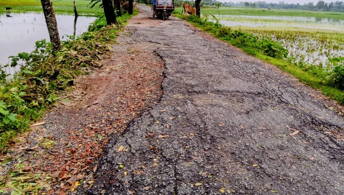 সংস্কারের অভাবে মরণফাঁদে পরিণত তারাগঞ্জ-বুড়িরহাট সড়ক চরম দুর্ভোগে ১৫ গ্রামের মানুষ
