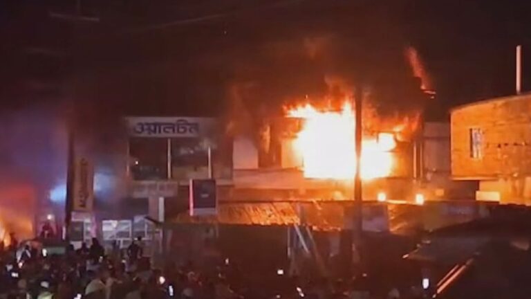 টেকনাফের জামাল মার্কেটে ভয়াবহ অগ্নিকাণ্ড ৩০ কোটি টাকার ক্ষয়ক্ষতির আশঙ্কা