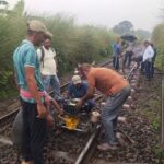 নাটোরের বাগাতিপাড়ায় রেললাইন ভেঙে রাজশাহীর সঙ্গে দুই ঘণ্টা ট্রেন চলাচল বন্ধ