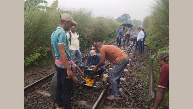 নাটোরের বাগাতিপাড়ায় রেললাইন ভেঙে রাজশাহীর সঙ্গে দুই ঘণ্টা ট্রেন চলাচল বন্ধ