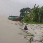 মুন্সিগঞ্জের লৌহজংয়ে পদ্মার ভাঙনে শতাধিক পরিবার আতঙ্কে ভিটেমাটি ছাড়ছেন