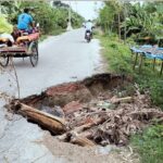 সাঘাটার জুমারবাড়ী ওয়াপদা সড়ক ধসে যোগাযোগ ব্যবস্থা বিপর্যস্ত ঝুঁকি নিয়ে চলছে যানবাহন