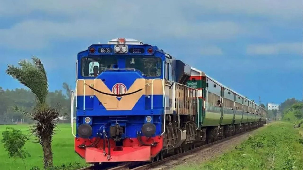 রাজশাহীতে ট্রেন লাইনচ্যুত, বন্ধ রেল যোগাযোগ